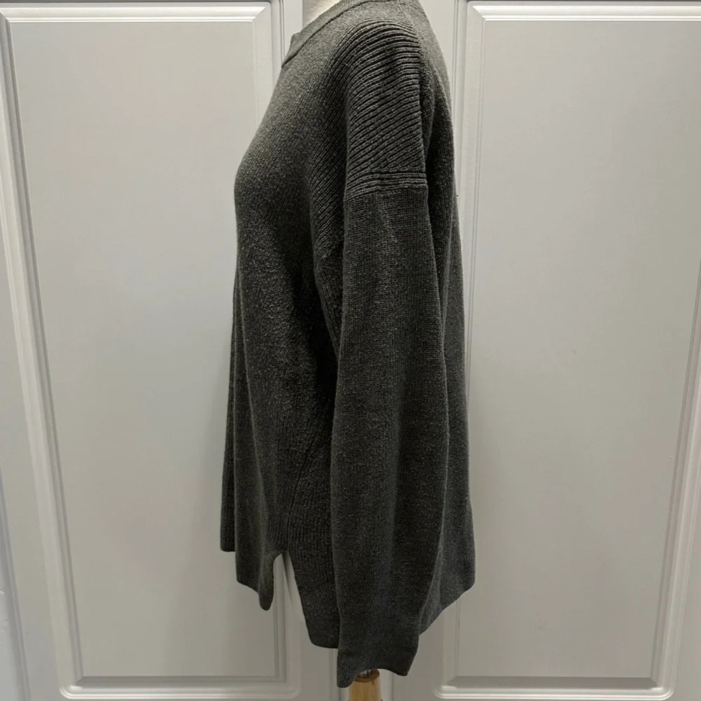 lululemon athletica Men's Charcoal Crewneck Sweater - Picture 3 of 14